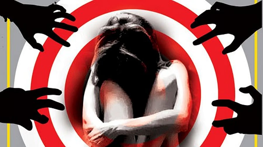 ಚಲಿಸುತ್ತಿದ್ದ ಕಾರಿನಲ್ಲಿ ಮಹಿಳೆಯ ಮೇಲೆ ಅತ್ಯಾಚಾರ ಮಾಡಿ, ಹೊರಗೆಸೆದ ದುರುಳರು