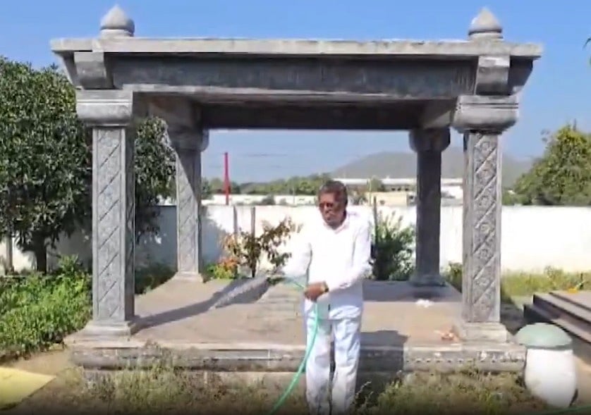 ‘ಸಾವು ಅನಿವಾರ್ಯ'..ಬದುಕಿರುವಾಗಲೇ ಸಮಾಧಿ ನಿರ್ಮಿಸಿಕೊಂಡ ತೆಲಂಗಾಣದ ವ್ಯಕ್ತಿ