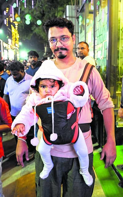 ಹೊಸ ವರ್ಷದ ಸಂಭ್ರಮದಲ್ಲಿ ತಂದೆ ಹಾಗೂ ಮಗು – ಚಿತ್ರ: ಎಂ. ಎಸ್. ಮಂಜುನಾಥ್