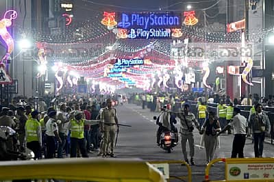 ಬ್ರಿಗೇಡ್‌ ರಸ್ತೆಯಲ್ಲಿ ಹೊಸ ವರ್ಷದ ಸಂಭ್ರಮಾಚರಣೆ ಮಾಡಲು ಪೊಲೀಸ್‌ ಸರ್ಪಗಾವಲಿನ ನಡುವೆ ಸಾಗಿದ ಜನರು 