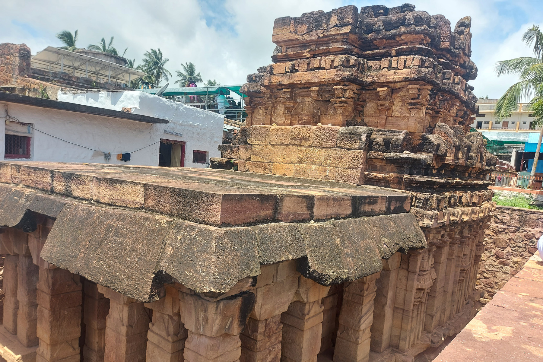 ಈಗಿನ ಬನಶಂಕರಿ ದೇವಾಲಯದ ಉತ್ತರಕ್ಕೆ ಇರುವ ರಾಷ್ಟ್ರಕೂಟರ ಕಾಲದ ಬನಶಂಕರಿದೇವಿ ದೇಗುಲ