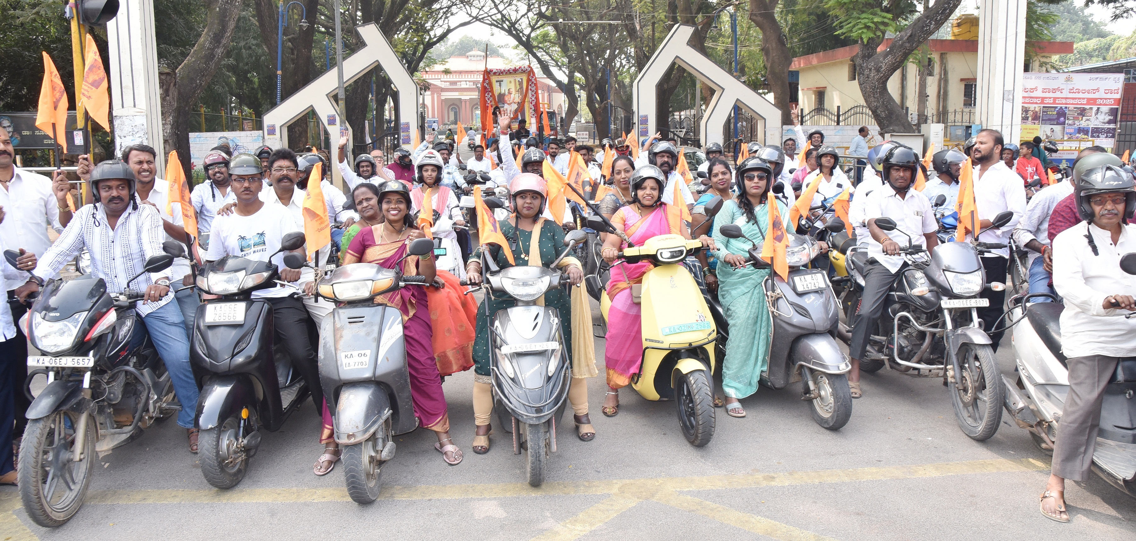 ತುಮಕೂರಿನಲ್ಲಿ ಗುರುವಾರ ಅಮರಶಿಲ್ಪಿ ಜಕಣಾಚಾರಿ ಸಂಸ್ಮರಣೆ ಅಂಗವಾಗಿ ಬೈಕ್ ರ್‍ಯಾಲಿ ನಡೆಯಿತು