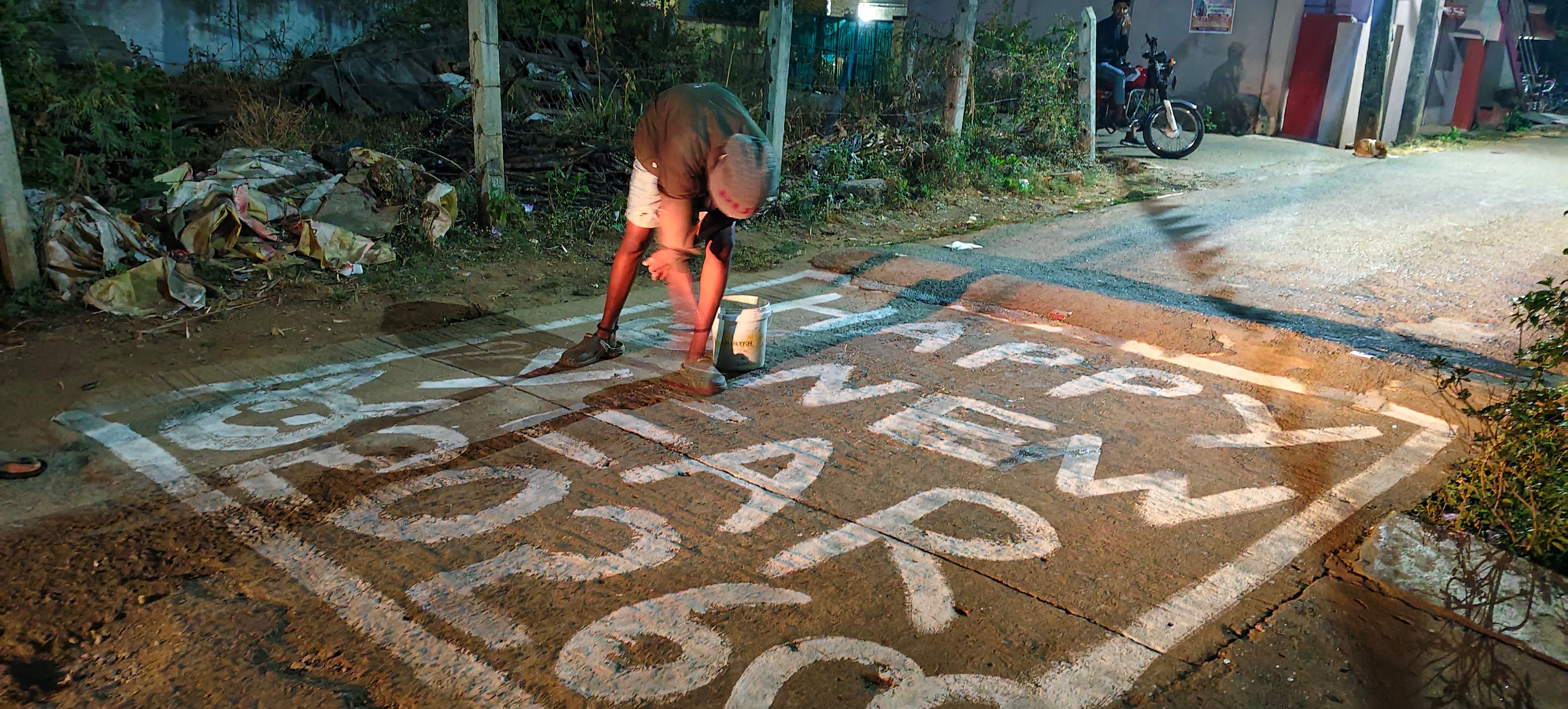 ಮುಂಡಗೋಡದಲ್ಲಿ ಹೊಸ ವರ್ಷಕ್ಕೆ ಸ್ವಾಗತ ಕೋರುವ ಸಂದೇಶ ಬರೆಯುವುದರಲ್ಲಿ ನಿರತನಾಗಿದ್ದ ಯುವಕ