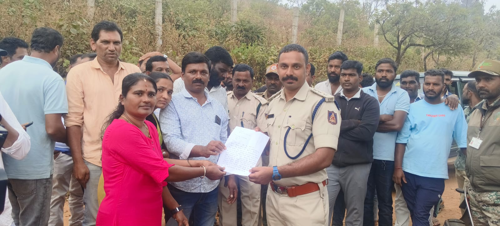 ಮೂಡಿಗೆರೆ ತಾಲ್ಲೂಕಿನ ಸುಂಕಸಾಲೆ‌ ಗ್ರಾಮ ಪಂಚಾಯಿತಿ ವ್ಯಾಪ್ತಿಯ ರಾಣಿಝರಿ ವ್ಯೂ ಪಾಯಿಂಟ್ ಗೆ ಟಿಕೆಟ್‌ ವ್ಯವಸ್ಥೆಯನ್ನು ಜಾರಿಗೊಳಿಸಿರುವುದನ್ನು ಕೂಡಲೇ ಹಿಂಪಡೆಯ ಬೇಕು ಎಂದು ಸ್ಥಳೀಯರು ಗುರುವಾರ ಅರಣ್ಯಾಧಿಕಾರಿಗೆ ಮನವಿ ಸಲ್ಲಿಸಿದರು