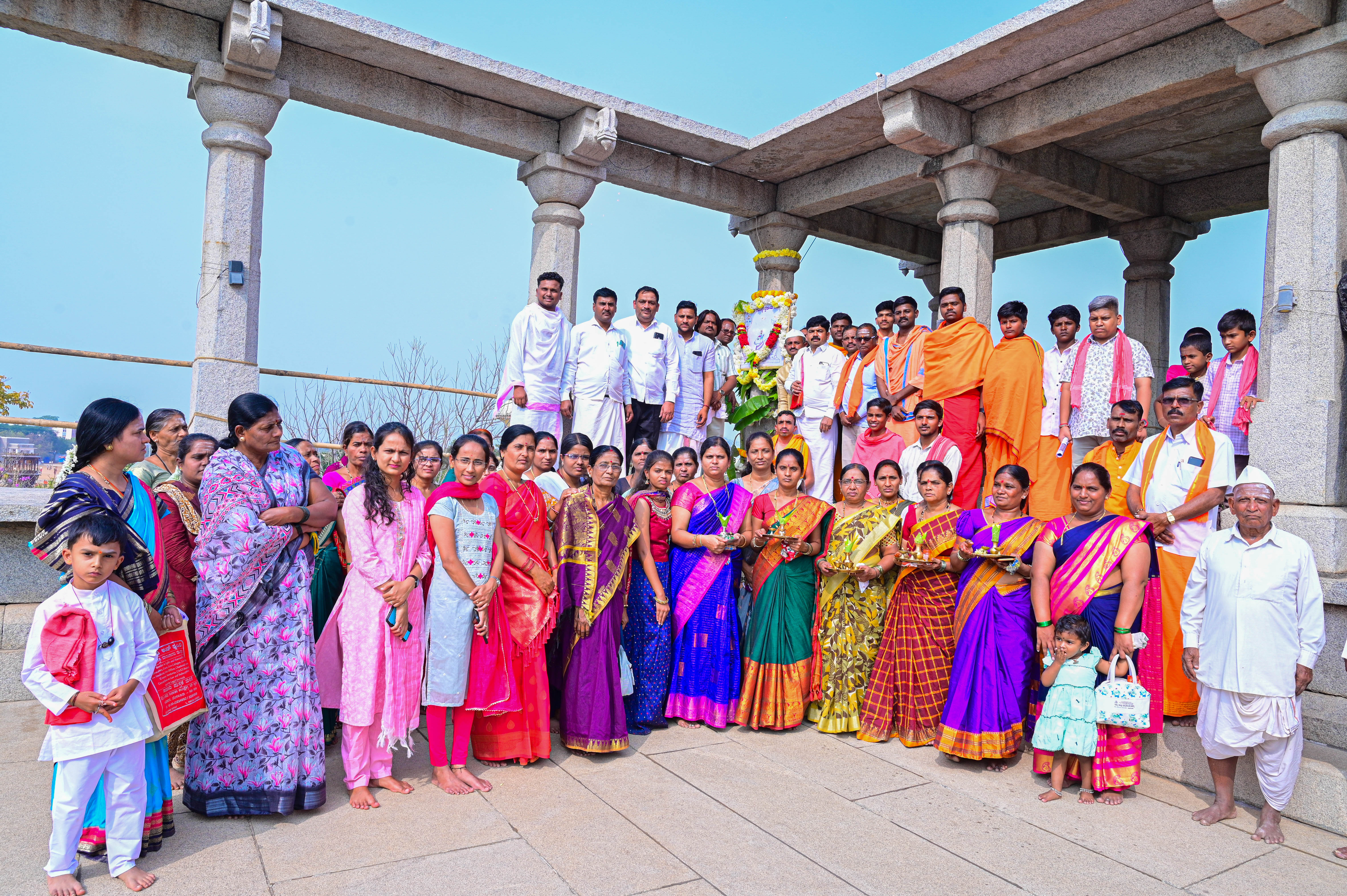 ಕೊಪ್ಪಳದ ಗವಿಮಠದ ಜಾತ್ರೆಯಲ್ಲಿ ನಡೆದ ಬಸವಪಟ ಆರೋಹಣ ಕಾರ್ಯಕ್ರಮದಲ್ಲಿ ಪಾಲ್ಗೊಂಡಿದ್ದ ಮಹಿಳೆಯರು