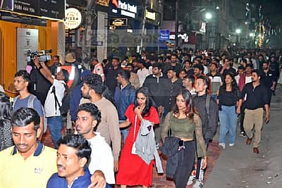 ಕೋರಮಂಗಲದಲ್ಲಿ ಯುವಕ ಯುವತಿಯರ ಸಂಭ್ರಮ 