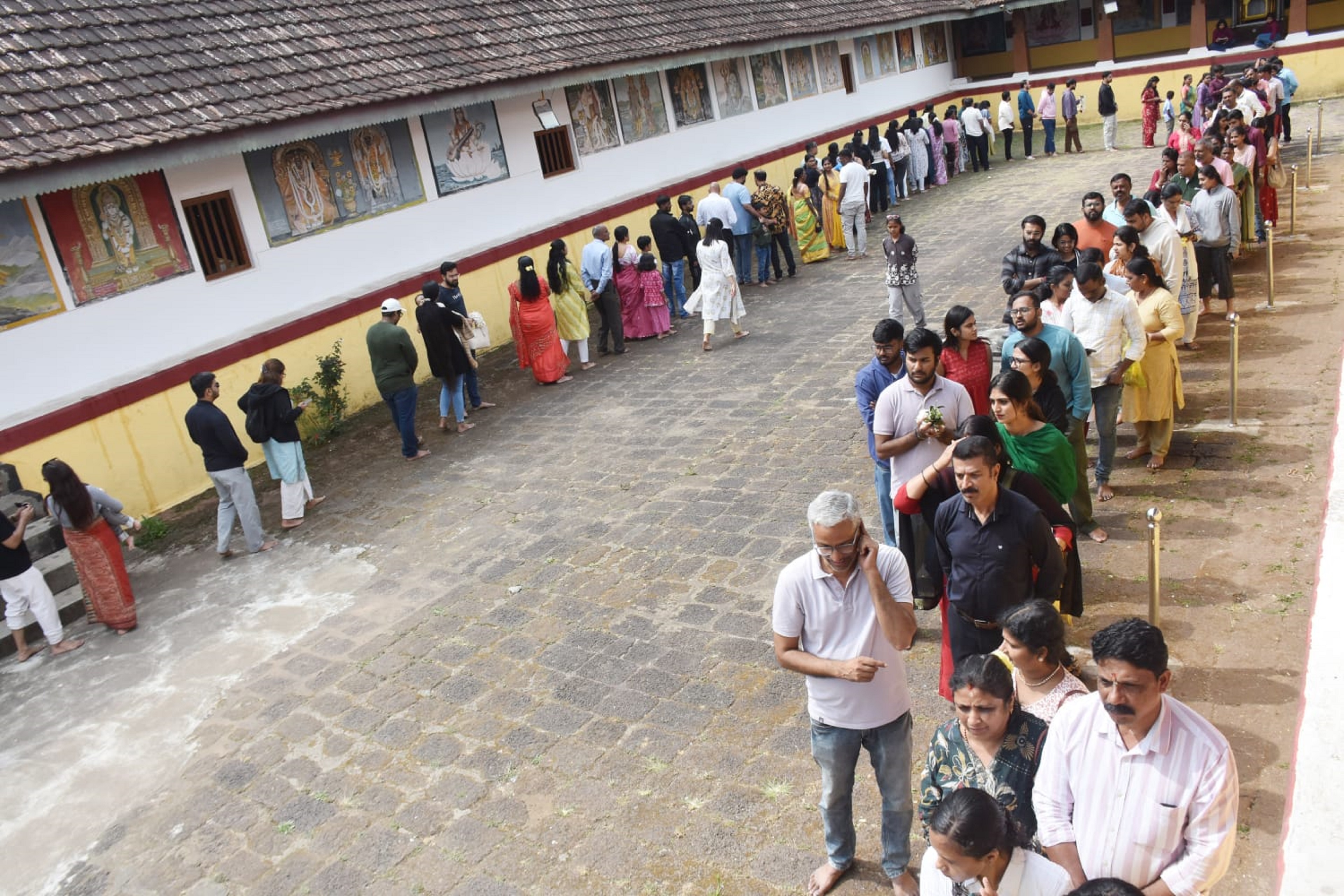 ಹೊಸ ವರ್ಷದ ಮೊದಲ ದಿನವಾದ ಗುರುವಾರ ಮಡಿಕೇರಿಯ ಓಂಕಾರೇಶ್ವರ ದೇಗುಲಕ್ಕೆ ಹೆಚ್ಚಿನ ಸಂಖ್ಯೆಯಲ್ಲಿ ಭಕ್ತರು ಆಗಮಿಸಿ ದೇಗುಲ ಪ್ರವೇಶಕ್ಕಾಗಿ ಸಾಲುಗಟ್ಟಿ ನಿಂತಿದ್ದರು   ಪ್ರಜಾವಾಣಿ ಚಿತ್ರ/ರಂಗಸ್ವಾಮಿ