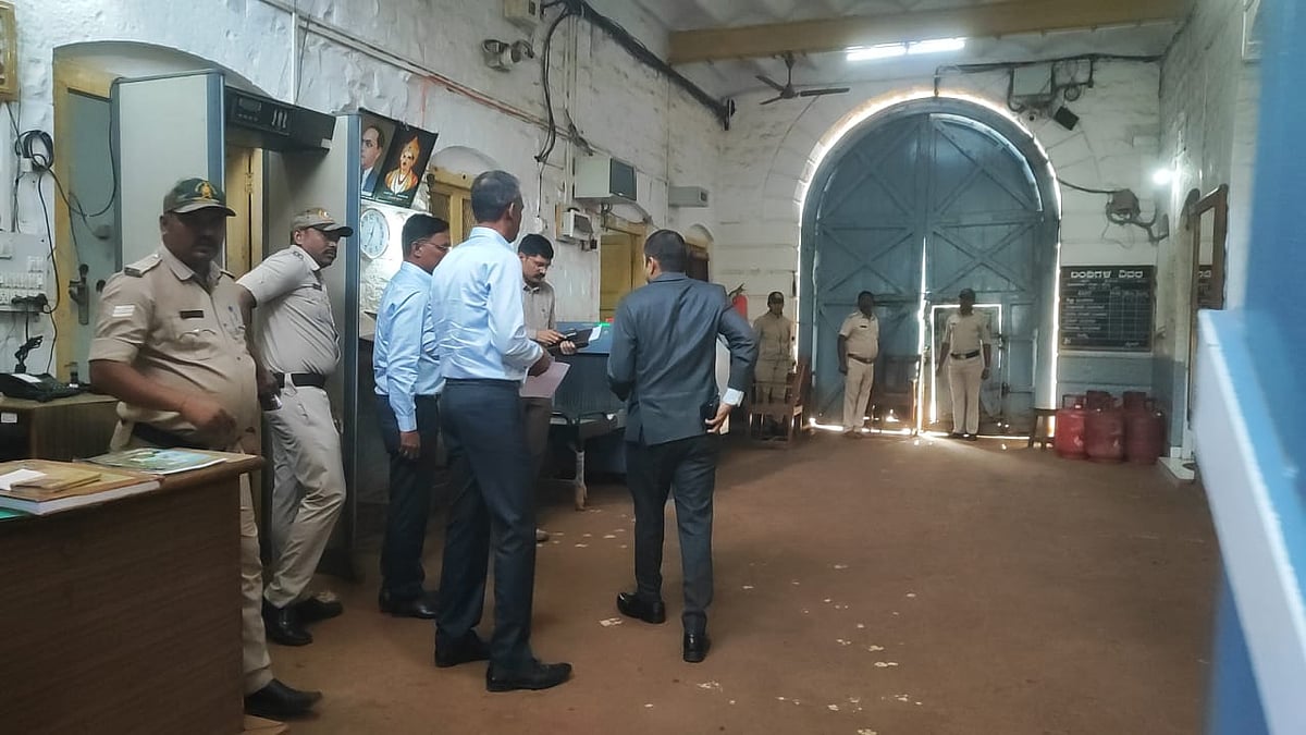 ಬೆಳಗಾವಿಯ ಹಿಂಡಲಗಾ ಜೈಲಿನಲ್ಲಿ ನಿಷೇಧಿತ ವಸ್ತುಗಳನ್ನು ಎಸೆದ ವಿಡಿಯೊ ವೈರಲ್