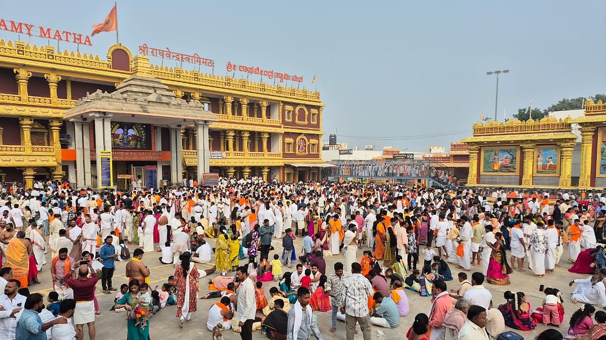 ವರ್ಷದ ಮೊದಲ ದಿನ ಮಂತ್ರಾಲಯಕ್ಕೆ ಭಕ್ತಸಾಗರ