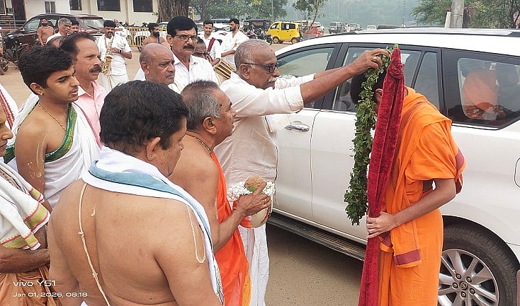 ಉಪ್ಪಿನಂಗಡಿ ದೇವಸ್ಥಾನಕ್ಕೆ ಶಿರೂರು ಮಠಾಧೀಶ ಭೇಟಿ