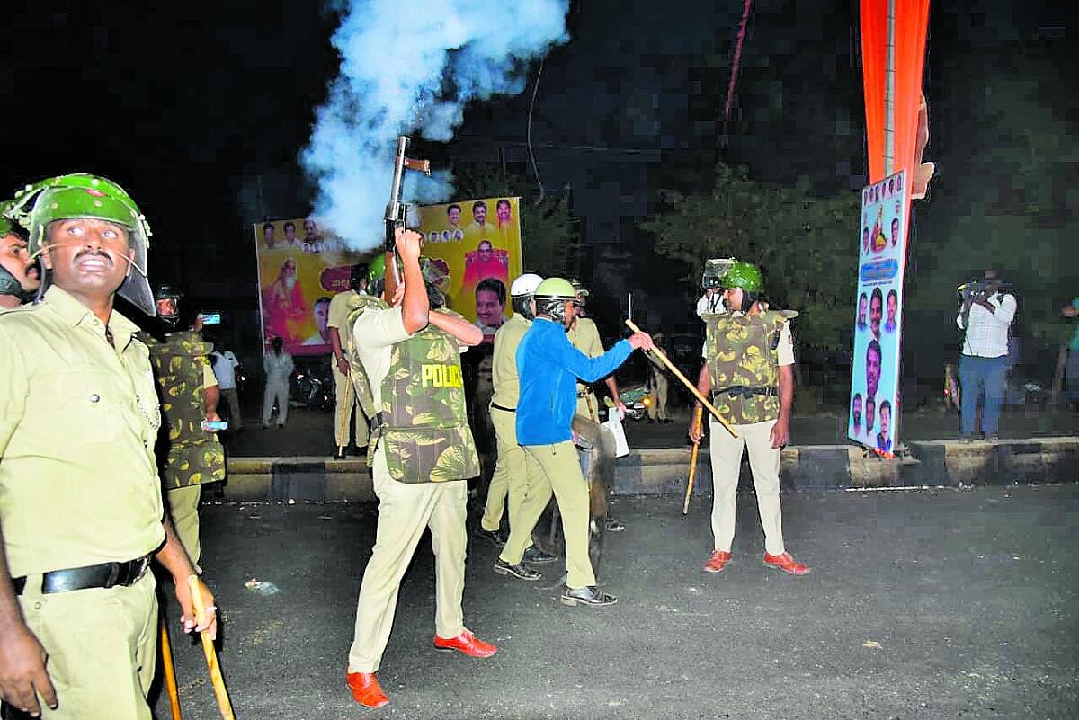 ಜನಾರ್ದನ ರೆಡ್ಡಿ ಮನೆ ಎದುರು ಗಲಾಟೆ: ಕಾಂಗ್ರೆಸ್ ಕಾರ್ಯಕರ್ತ ಬಲಿ, ನಿಷೇಧಾಜ್ಞೆ