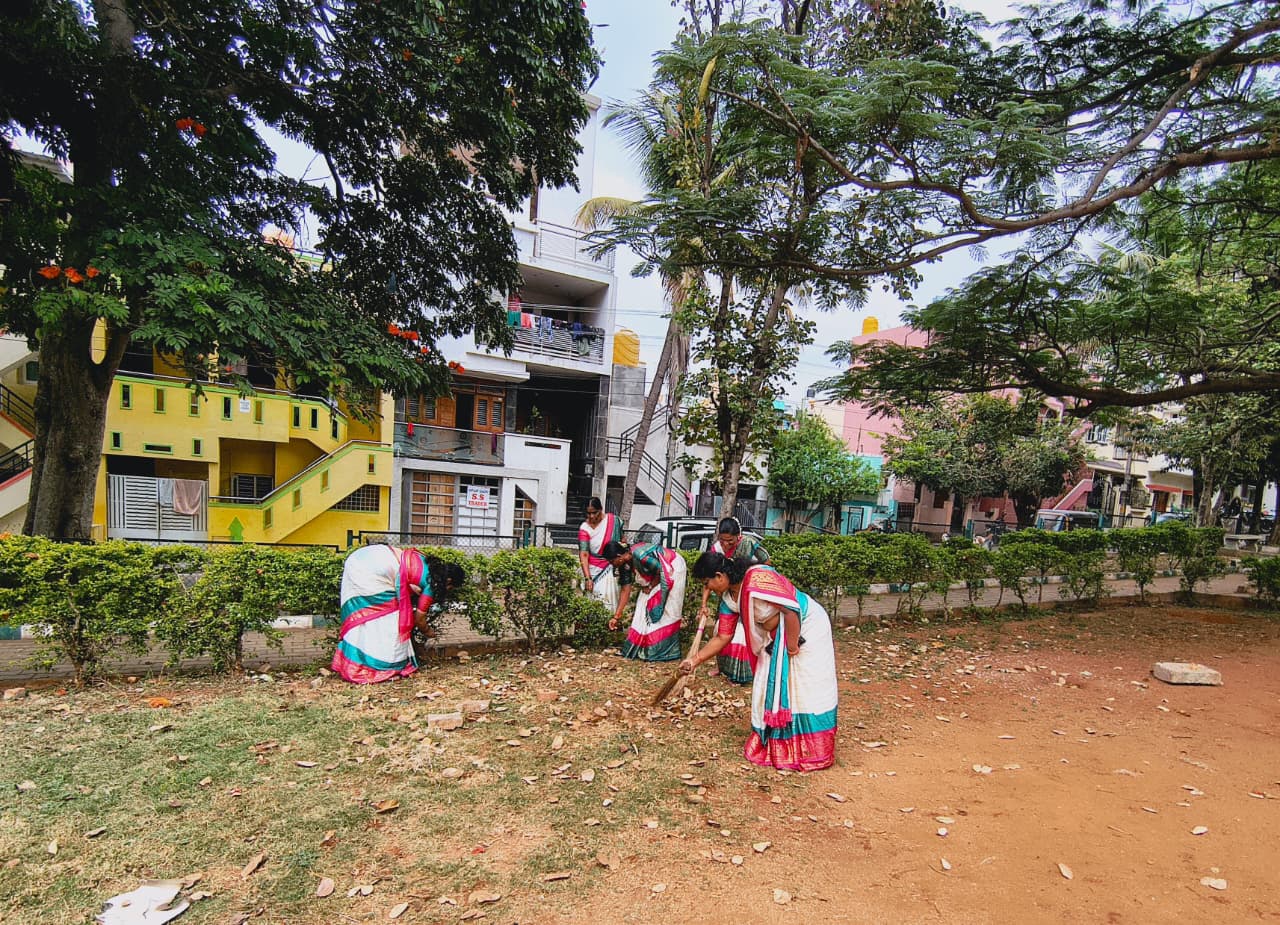 ಉದ್ಯಾನವೊಂದರ ಸ್ವಚ್ಛತೆ ಕಾರ್ಯದಲ್ಲಿ ನಿರತರಾದ ಸ್ತ್ರೀಶಕ್ತಿ ಸ್ವಸಹಾಯ ಸಂಘದ ಸದಸ್ಯೆಯರು