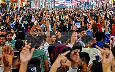 ಬೆಂಗಳೂರಿನ ಬ್ರಿಗೇಡ್ ರಸ್ತೆಯಲ್ಲಿ ಬುಧವಾರ ಹೊಸ ವರ್ಷದ ಸ್ವಾಗತದ ಸಂಭ್ರಮದಲ್ಲಿ ಭಾಗವಹಿಸಲು ಹರಿದುಬಂದ ಜನಸಾಗರ