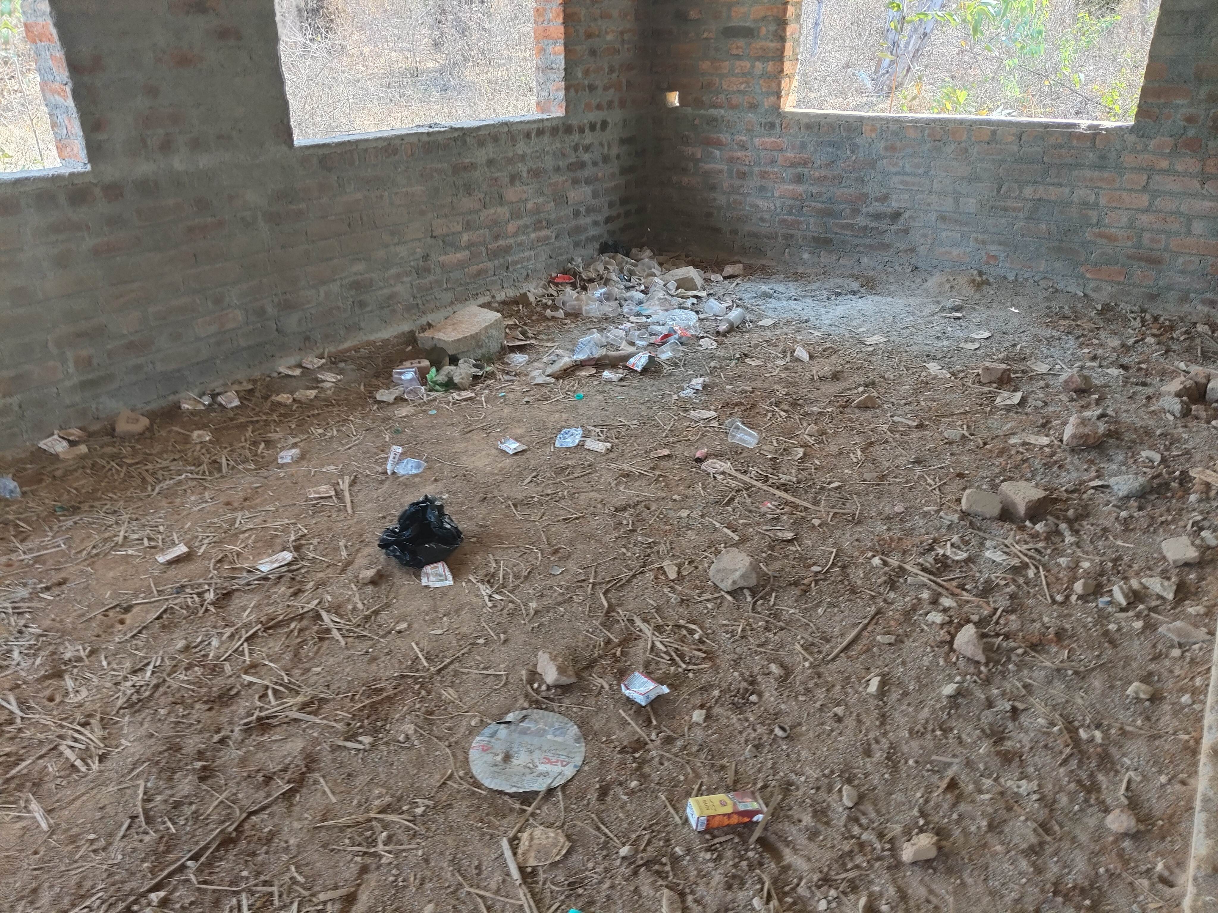 ಯಾತ್ರಿಕರ ಭವನ ಕಟ್ಟಡದಲ್ಲಿ ಪ್ಲಾಸ್ಟಿಕ್ ಲೋಟ ಮದ್ಯದ ಬಾಟಲಿಗಳು  