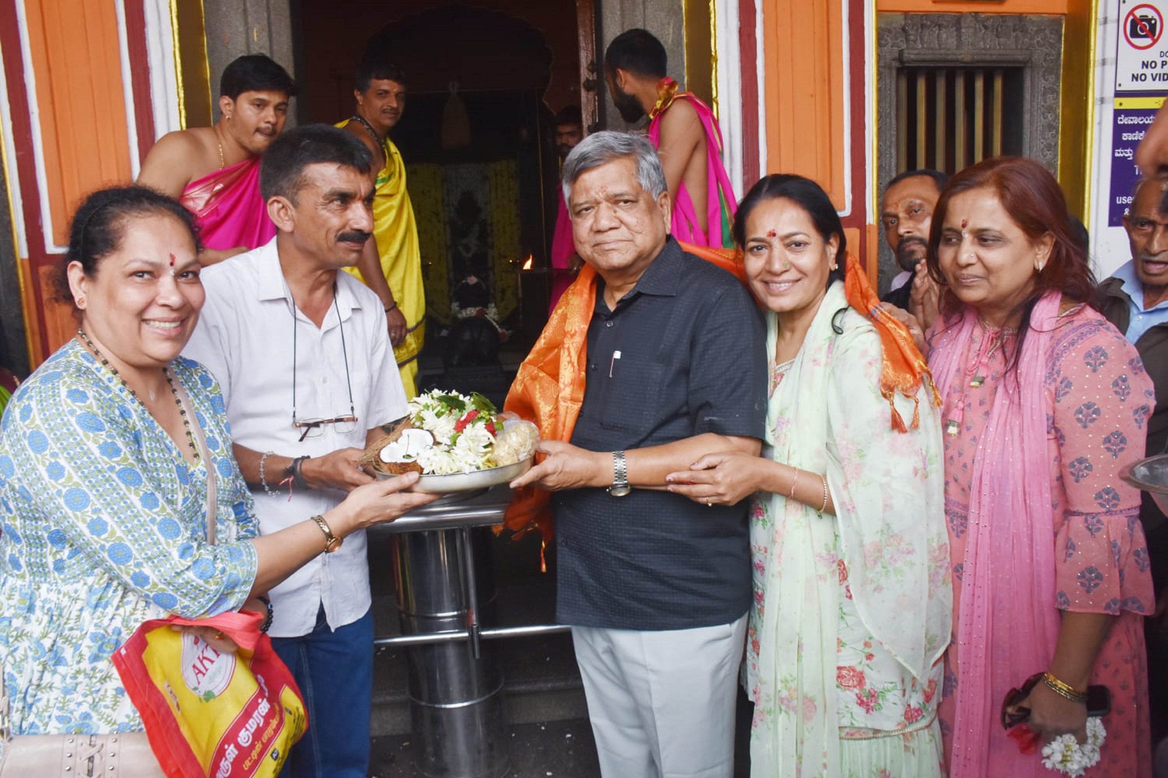 ಹೊಸ ವರ್ಷದ ಮೊದಲ ದಿನವಾದ ಗುರುವಾರ ಮಡಿಕೇರಿಯ ಓಂಕಾರೇಶ್ವರ ದೇಗುಲಕ್ಕೆ ಭೇಟಿ ನೀಡಿದ್ದ ಸಂಸದ ಜಗದೀಶ ಶೆಟ್ಟರ್ ಅವರನ್ನು ದೇಗುಲದ ವ್ಯವಸ್ಥಾಪನಾ ಸಮಿತಿ ಅಧ್ಯಕ್ಷ ಚುಮ್ಮಿ ದೇವಯ್ಯ ಅಭಿನಂದಿಸಿದರು
ಪ್ರಜಾವಾಣಿ ಚಿತ್ರ/ರಂಗಸ್ವಾಮಿ