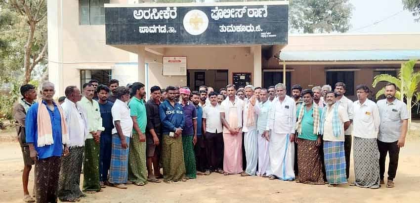 
ಅರಸೀಕೆರೆ ಪೊಲೀಸ್‌ ಠಾಣೆ ಮುಂಭಾಗ ಕೆ.ಟಿ. ಹಳ್ಳಿ ಗ್ರಾಮಸ್ಥರ ಧರಣಿ