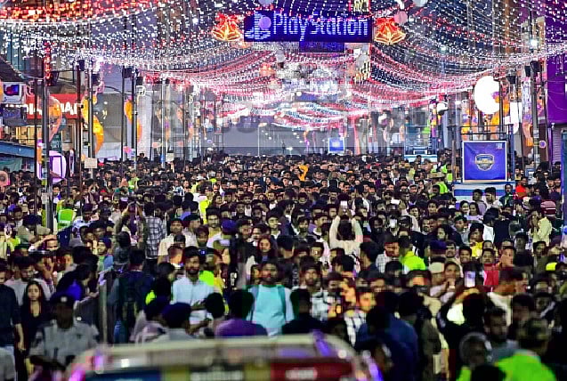 PHOTOS | ಹೊಸ ವರ್ಷದ ಸಂಭ್ರಮಾಚರಣೆ: ಕುಣಿದು ಕುಪ್ಪಳಿಸಿದ ಯುವಜನ