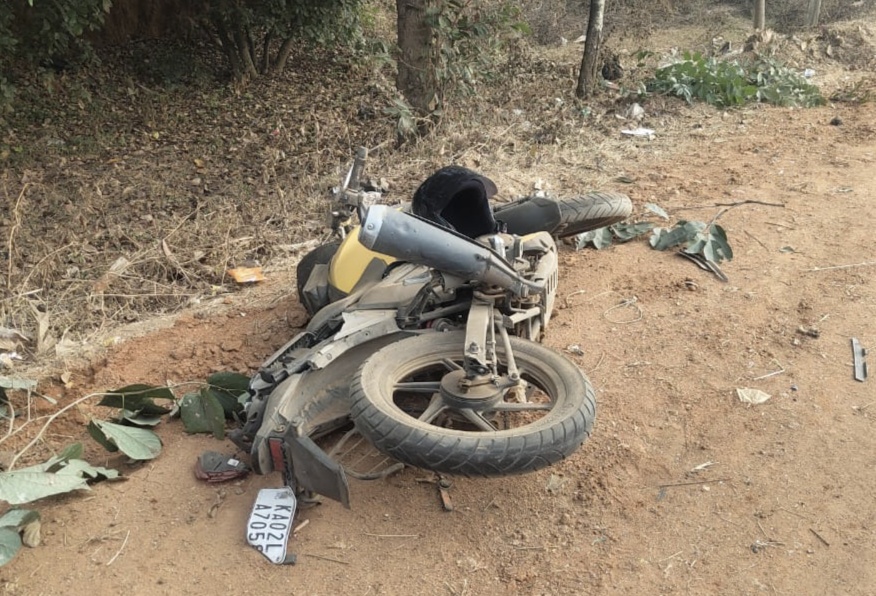 ಕಾರು ಡಿಕ್ಕಿ ರಭಸಕ್ಕೆ ಬೈಕ್ ನಜ್ಜುಗುಜ್ಜಾಗಿರುವುದು