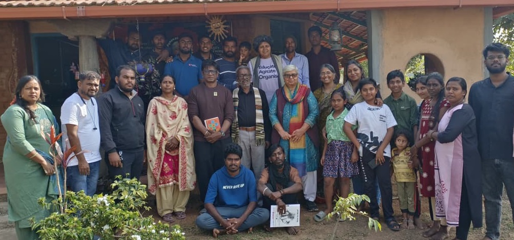 ಮಾಗಡಿ ತಾಲ್ಲೂಕಿನ ಜ್ಯೋತಿಪಾಳ್ಯದಲ್ಲಿರುವ ಅಜ್ಜಿ ಕಲಿಕಾ ಕೇಂದ್ರದಲ್ಲಿ ನಾಟಕ ರಚನೆ ಕಾರ್ಯಾಗಾರಕ್ಕೆ ಭೇಟಿ ನೀಡಿದ ಸಿನಿಮಾ ನಟ ದುನಿಯಾ ವಿಜಯ್ ಅವರೊಂದಿಗೆ ಶಿಬಿರಾರ್ಥಿಗಳು