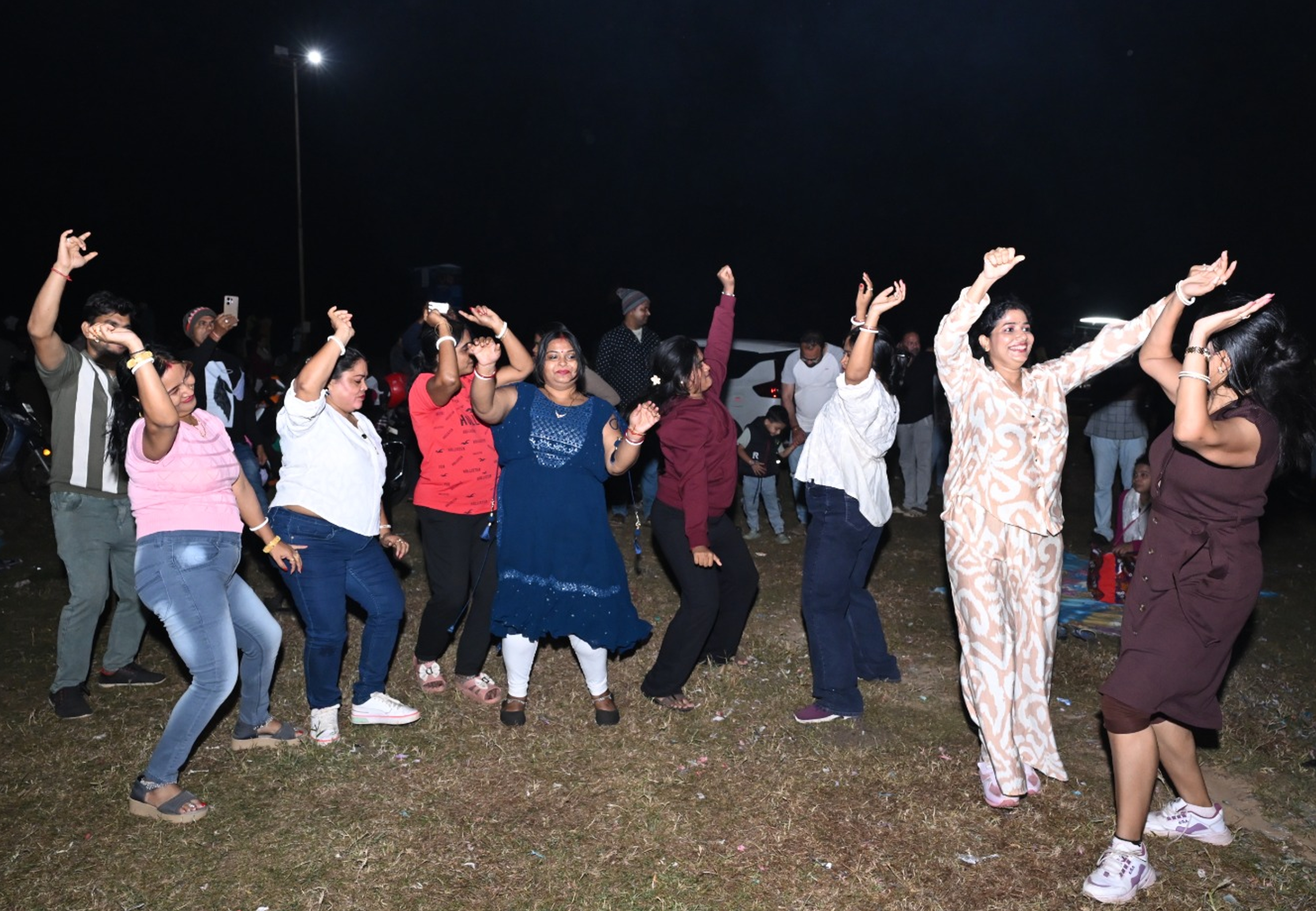 ಹೊಸ ವರ್ಷಾಚರಣೆ ಹಿನ್ನೆಲೆಯಲ್ಲಿ ಕಾರವಾರದ ಕಡಲತೀರದಲ್ಲಿ ಮಹಿಳೆಯರು ನೃತ್ಯ ಮಾಡುತ್ತ ಸಂಭ್ರಮಿಸಿದರು
ಪ್ರಜಾವಾಣಿ ಚಿತ್ರ: ದಿಲೀಪ ರೇವಣಕರ್