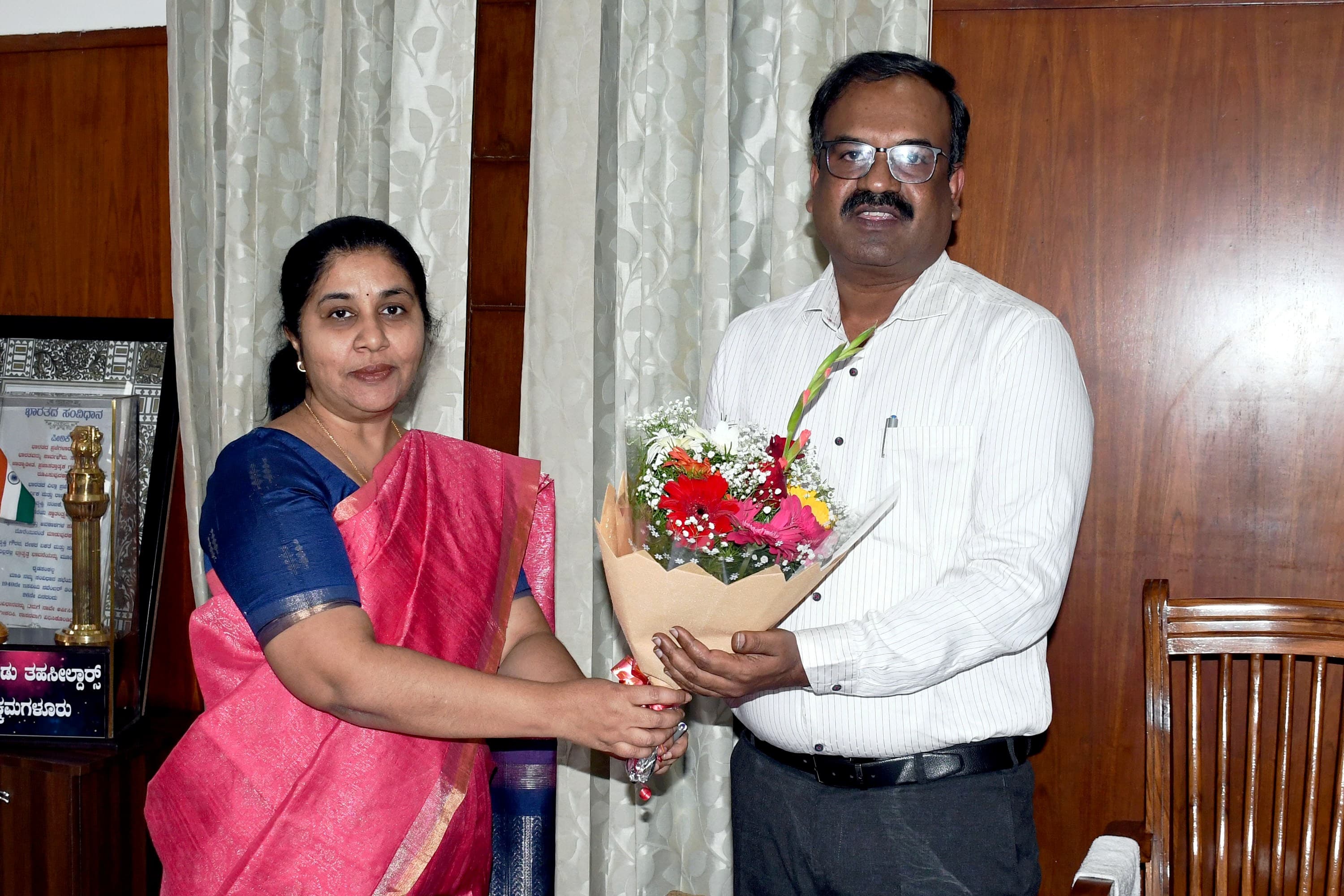 ಸಿ.ಎನ್ ಮೀನಾ ನಾಗರಾಜ್ ಅವರು ನೂತನ ಜಿಲ್ಲಾಧಿಕಾರಿಗಳಿಗೆ ಅಧಿಕಾರ ಹಸ್ತಾಂತರ ಮಾಡಿ ಹೂಗುಚ್ಛ ನೀಡಿ ಶುಭ ಕೋರಿದರು.