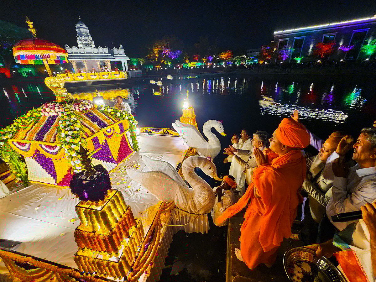 ಗವಿಮಠ ತೆಪ್ಪೋತ್ಸವ, ಗಂಗಾರತಿ ಕಣ್ತುಂಬಿಕೊಂಡ ಭಕ್ತರು