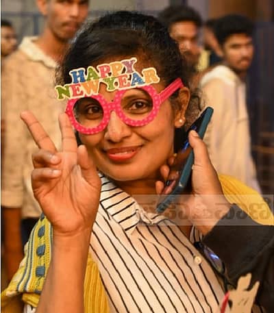 ಕೋರಮಂಗಲದಲ್ಲಿ ಹೊಸ ವರ್ಷದ ಸಂಭ್ರಮಾಚರಣೆಯಲ್ಲಿ ಸಂಭ್ರಮಿಸಿದ ಜನರು