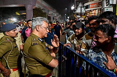 ನಗರ ಪೊಲೀಸ್‌ ಕಮಿಷನರ್ ಸೀಮಾಂತ್‌ಕುಮಾರ್‌ ಸಿಂಗ್ ಅವರು ಬ್ರಿಗೇಡ್‌ ರಸ್ತೆಯಲ್ಲಿ ಭದ್ರತಾ ಪರಿಶೀಲನೆ ನಡೆಸಿದರು  – ಪ್ರಜಾವಾಣಿ ಚಿತ್ರ