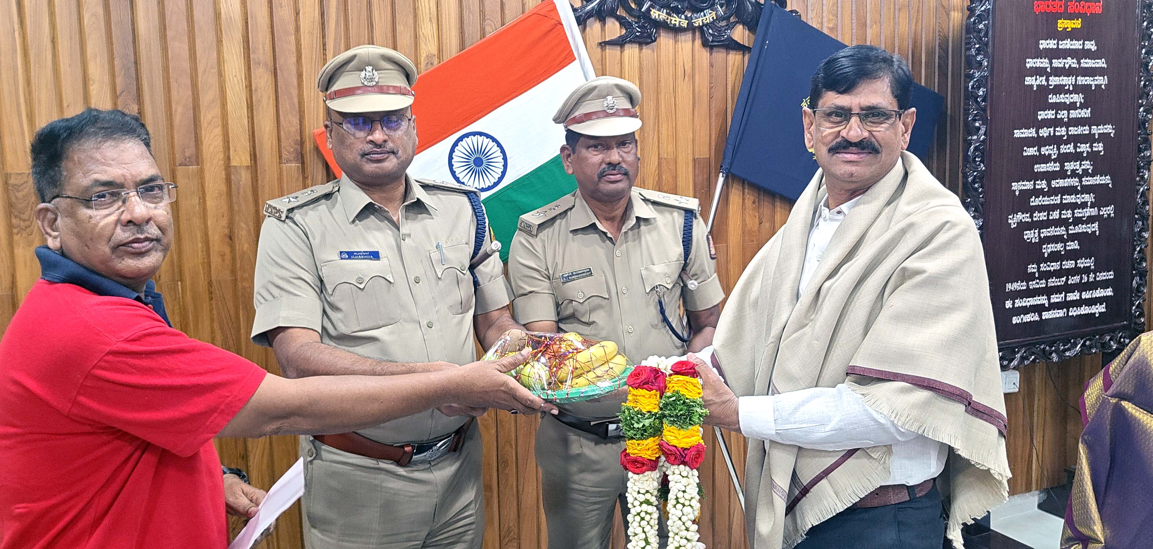 ರಾಯಚೂರಿನ ಜಿಲ್ಲಾ ಪೊಲೀಸ್‌ ಮುಖ್ಯಾಲಯದಲ್ಲಿ ಗುರುವಾರ ಮುಂಬಡ್ತಿ ಹೊಂದಿರುವ ಎಂ.ಪುಟ್ಟಮಾದಯ್ಯ ಅವರಿಗೆ ಜಿಲ್ಲಾ ಹೆಚ್ಚುವರಿ ಪೊಲೀಸ್ ವರಿಷ್ಠಾಧಿಕಾರಿಗಳಾದ ಹರಿಶ್ ಹಾಗೂ ಕುಮಾರ ಸ್ವಾಮಿ ಅವರು ಪುಟ್ಟ ಮಾದಯ್ಯ ಅವರಿಗ ಶಾಲು ಹೊದಿಸಿ ಸನ್ಮಾನಿಸಿದರು