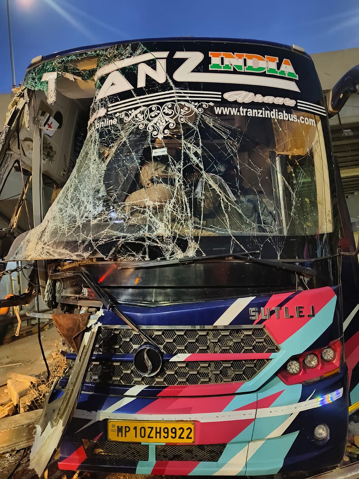 ದೇವನಹಳ್ಳಿ ಬಳಿ ಟೋಲ್ ಪ್ಲಾಜಾಗೆ ಗುದ್ದಿದ ಬಸ್: ನಾಲ್ವರಿಗೆ ಗಂಭೀರ ಗಾಯ