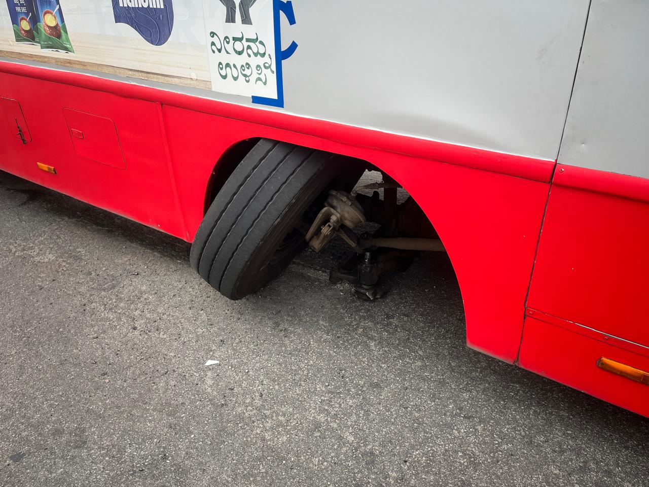 ಕೆಎಸ್‌ಆರ್‌ಟಿಸಿ ಬಸ್‌ನ ಬಲಬದಿಯ ಚಕ್ರ ಕಳಚಿ ಬಿದ್ದಿದೆ 