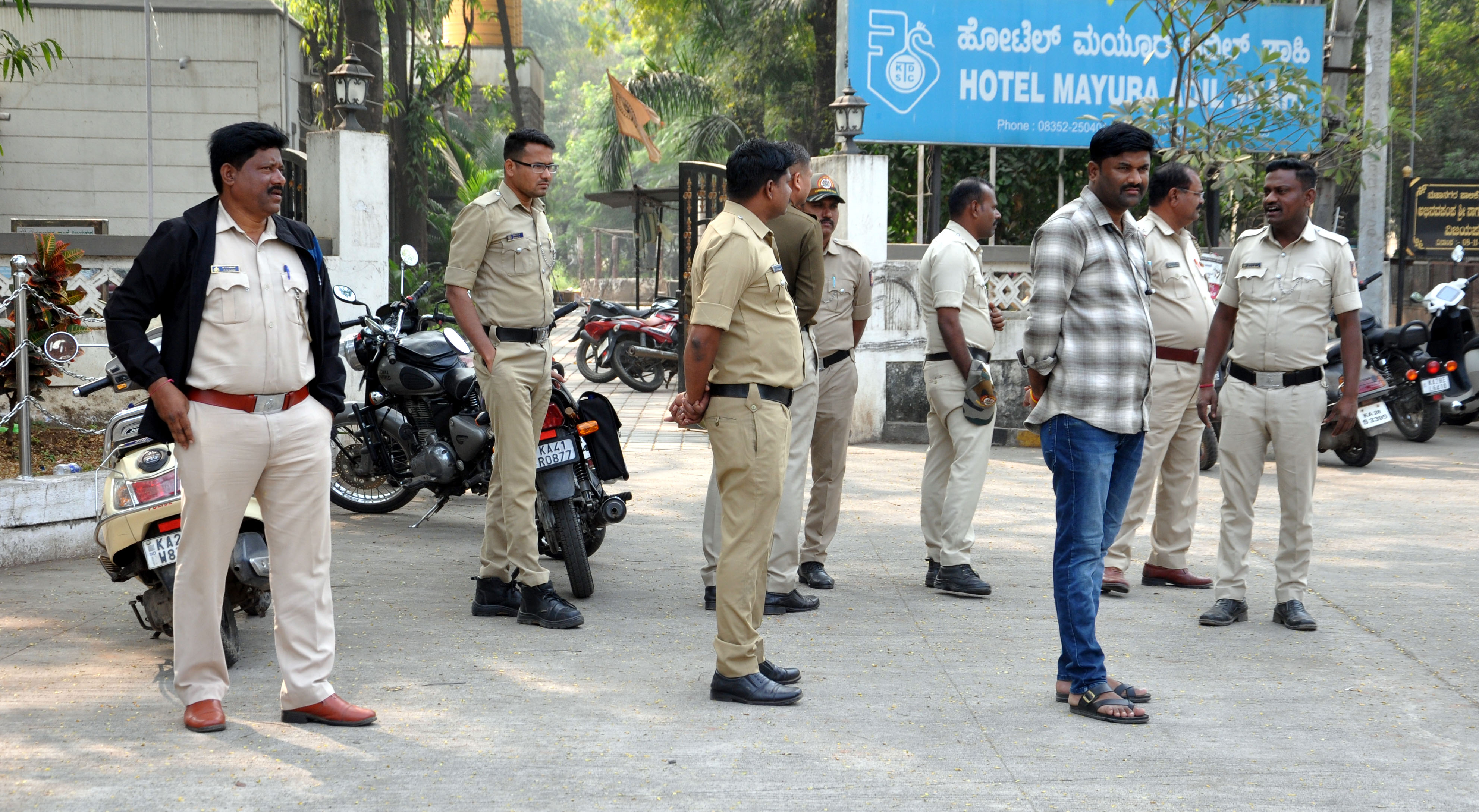 ವಿಜಯಪುರದಲ್ಲಿ ಸರ್ಕಾರಿ ವೈದ್ಯಕೀಯ ಕಾಲೇಜು ಸ್ಥಾಪನೆಗೆ ಆಗ್ರಹಿಸಿ ಡಾ.ಬಿ.ಆರ್‌.ಅಂಬೇಡ್ಕರ್‌ ವೃತ್ತದಲ್ಲಿ ಹೋರಾಟಗಾರರು ಹಾಕಿಕೊಂಡಿದ್ದ ಟೆಂಟ್ ತೆರವುಗೊಳಿಸಿ ಪೊಲೀಸರನ್ನು ಭದ್ರತೆಗೆ ನಿಯೋಜಿಸಲಾಗಿದೆ
–ಪ್ರಜಾವಾಣಿ ಚಿತ್ರ