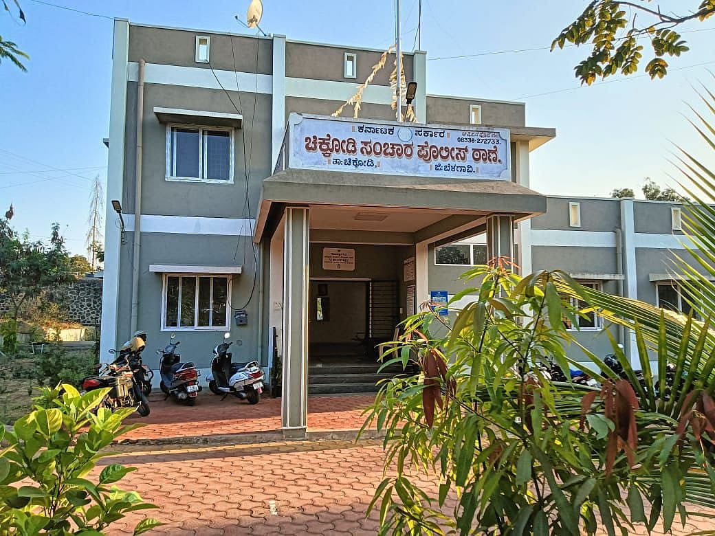 ಚಿಕ್ಕೋಡಿ: ಸಂಚಾರ ನಿಯಮಗಳ ಪಾಲನೆಯೇ ಇಲ್ಲ