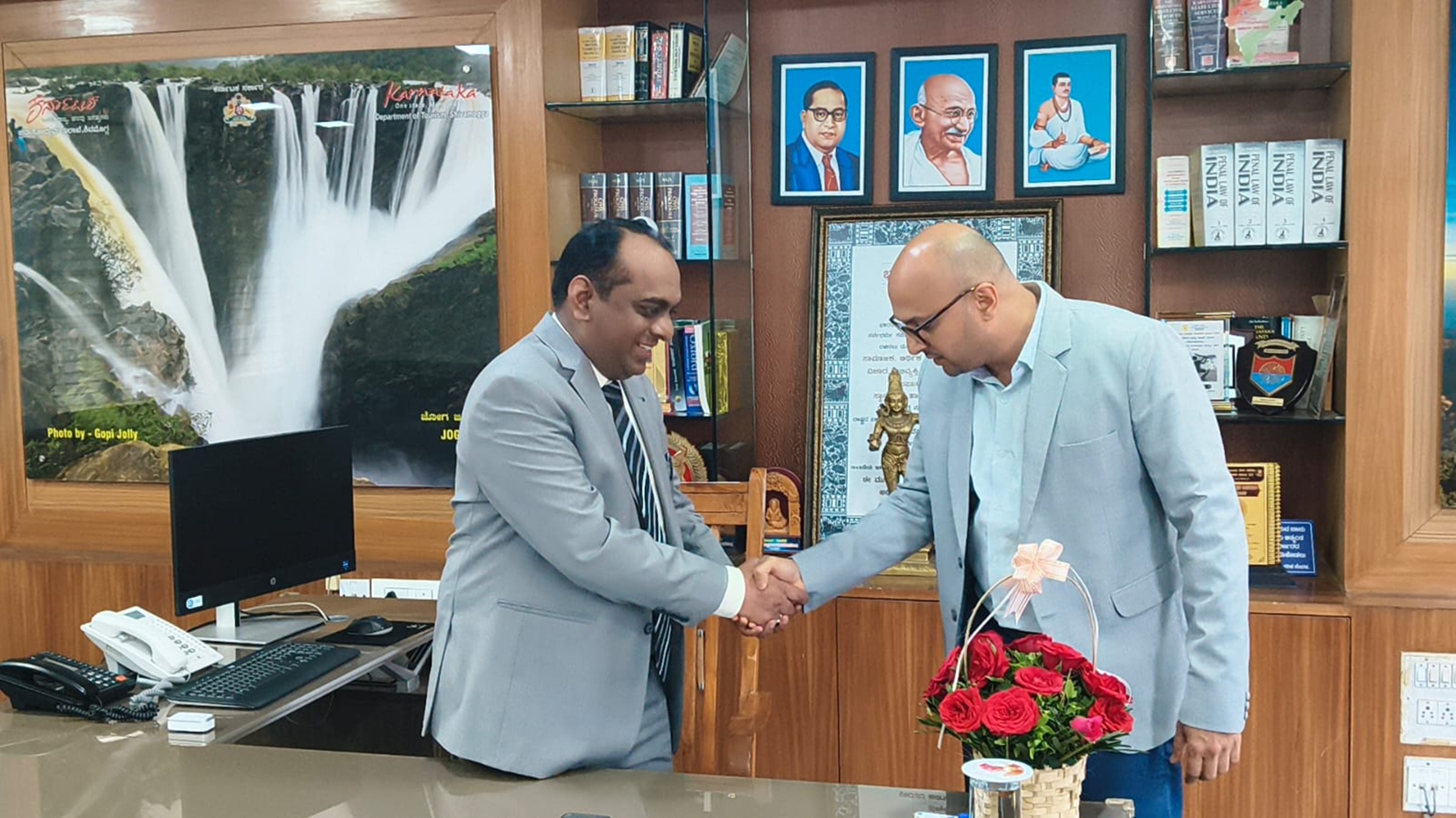 ಶಿವಮೊಗ್ಗದ ನೂತನ ಜಿಲ್ಲಾಧಿಕಾರಿಯಾಗಿ ಪ್ರಭುಲಿಂಗ ಕವಳಿಕಟ್ಟಿ ಅವರು ಹಿಂದಿನ ಜಿಲ್ಲಾಧಿಕಾರಿ ಗುರುದತ್ತ ಹೆಗಡೆ ಅವರಿಂದ ಶುಕ್ರವಾರ ಅಧಿಕಾರ ಸ್ವೀಕರಿಸಿದರು