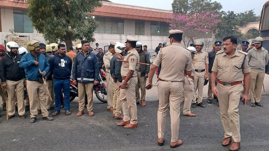 ಘರ್ಷಣೆ ಹಿನ್ನೆಲೆಯಲ್ಲಿ ಬಿಗಿ ಬಂದೋಬಸ್ತ್‌, ಬಳ್ಳಾರಿಯಾದ್ಯಂತ ಪೊಲೀಸರ ದಂಡು