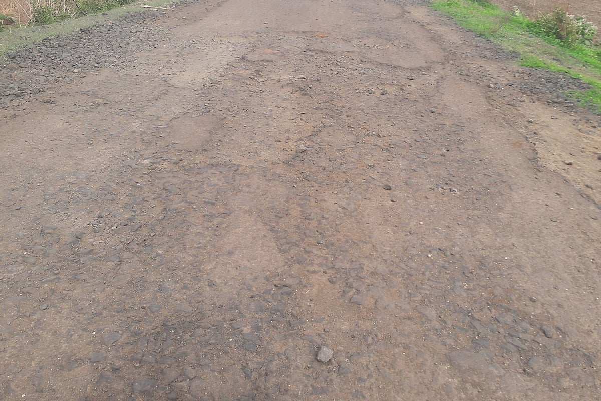 ಬಲಿಗಾಗಿ ಕಾದಿರುವ ಹದಗೆಟ್ಟ ರಸ್ತೆ: ಗ್ರಾಮಸ್ಥರ ಮನವಿಗೆ ಸ್ಪಂದಿಸದ ಅಧಿಕಾರಿಗಳು