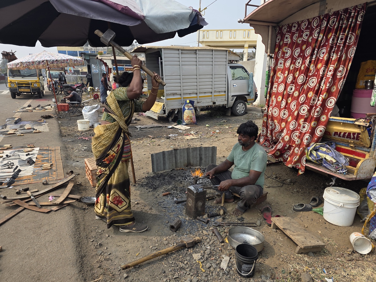 ಮುಧೋಳದ ಮಂಟೂರ ರಸ್ತೆಯಲ್ಲಿ ಕಂಬಾರಿಕೆ ನಡೆಸುತ್ತಿರುವ ಮಹಾರಾಷ್ಟ್ರದ ಅನೀಲ ಸಾಳುಂಕೆ ಅನೀತಾ ಸಾಳುಂಕೆ ದಂಪತಿ