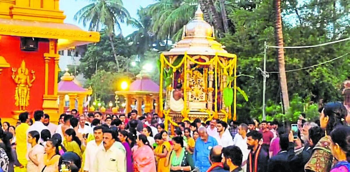 ಮಂಗಳೂರು: ಕುದ್ರೋಳಿಯಲ್ಲಿ ಬೆಳ್ಳಿ ರಥ ಎಳೆದ ಭಕ್ತರು