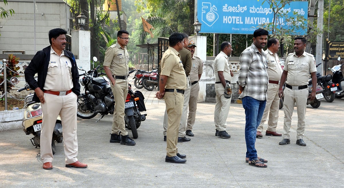 ವಿಜಯಪುರ:ಟೆಂಟ್ ತೆರವುಗೊಳಿಸಿದ ಪೊಲೀಸರಿಗೆ ಕಪಾಳಮೋಕ್ಷ ಮಾಡಿದ ಹೋರಾಟಗಾರರು ಜೈಲಿಗೆ