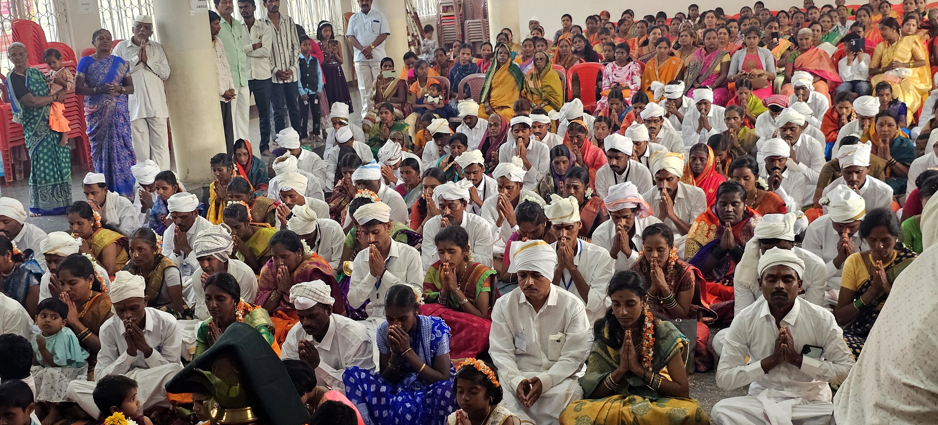 ಹುಕ್ಕೇರಿ ತಾಲ್ಲೂಕಿನ ಸಂಕೇಶ್ವರದ ದುರದುಂಡೇಶ್ವರ ಸಭಾ ಭವನದಲ್ಲಿ ಶುಕ್ರವಾರ ಜರುಗಿದ 2029ನೇ ಮದ್ಯವರ್ಜನ ಶಿಬಿರದ ಸಮಾರೋಪ ಸಮಾರಂಭದಲ್ಲಿ ಭಾಗವಹಿಸಿದ್ಧ ಶಿಬಿರಾರ್ಥಿಗಳು ಮತ್ತು ಕುಟುಂಬಸ್ಥರು.