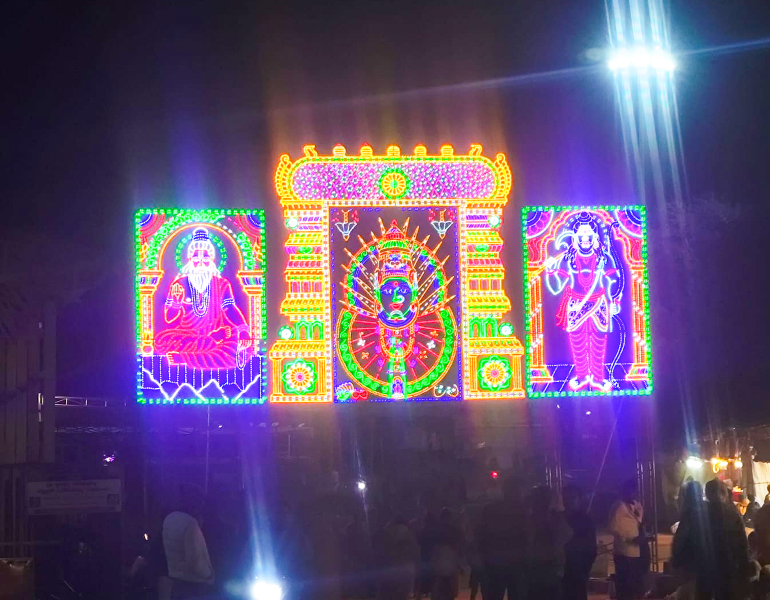 ಯಲ್ಲಮ್ಮ ದೇವಿ ಪರಶುರಾಮ ಸೇರಿ ಹಲವು ದೇವತೆಗಳ ರೂಪದಲ್ಲಿ ಲೈಟಿಂಗ್ ರೂಪಕಗಳ ಅಳವಡಿಕೆ.