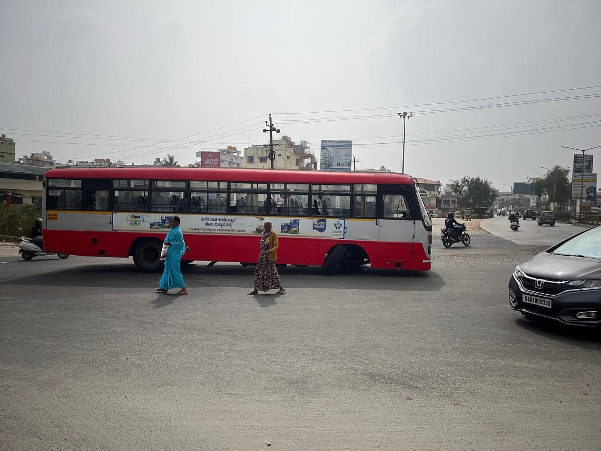 ಹಾಸನ: ಬಸ್ ಚಕ್ರ ಕಳಚಿದರೂ ಚಾಲಕನ ಸಮಯಪ್ರಜ್ಞೆಯಿಂದ ತಪ್ಪಿದ ಅನಾಹುತ