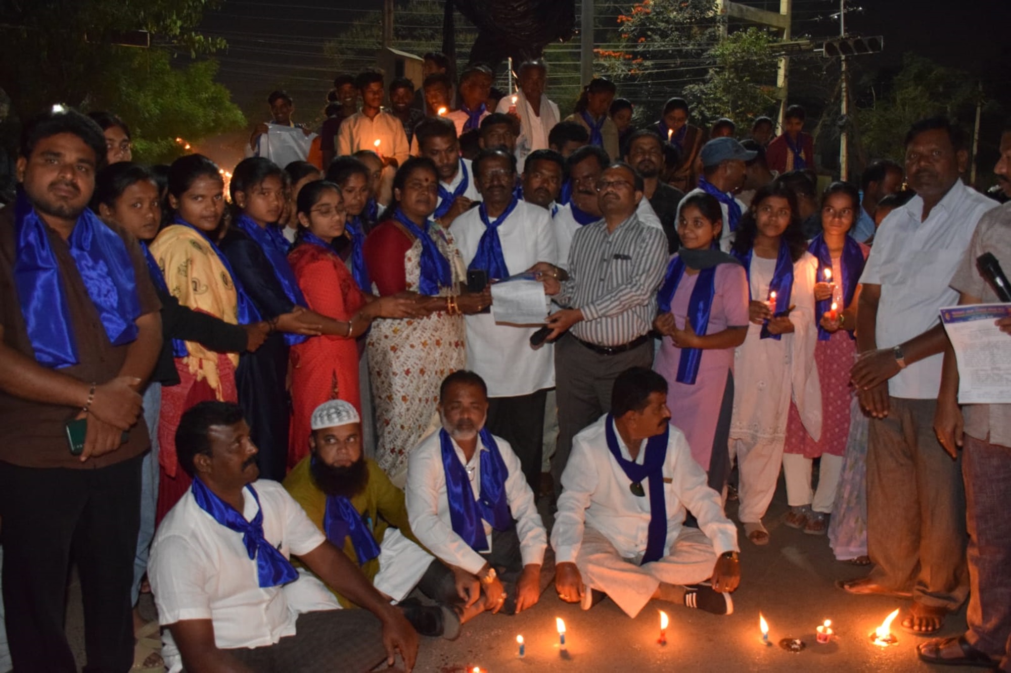 ಮರ್ಯಾದೆಗೇಡು ಹತ್ಯೆ ಖಂಡಿಸಿ ಕರ್ನಾಟಕ ದಲಿತ ವಿದ್ಯಾರ್ಥಿ ಒಕ್ಕೂಟದಿಂದ ಶುಕ್ರವಾರ ರಾತ್ರಿ ಶ್ರದ್ಧಾಂಜಲಿ ಸಭೆ ನಡೆಸಿ ಆರೋಪಿಗಳಿಗೆ ಕಠಿಣ ಶಿಕ್ಷೆ ವಿಧಿಸುವಂತೆ ಆಗ್ರಹಿಸಿ ತಹಶೀಲ್ದಾರ್‌ ಶ್ರೀನಿವಾಸಮೂರ್ತಿ ಕುಲಕರ್ಣಿ ಅವರಿಗೆ ಮನವಿ ಸಲ್ಲಿಸಲಾಯಿತು