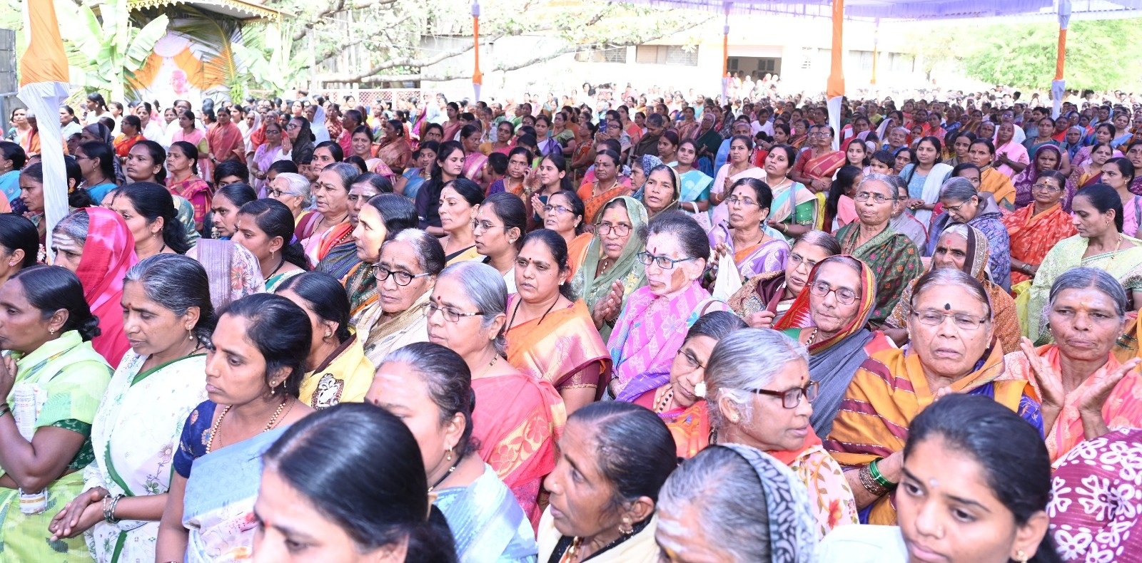 ವಿಜಯಪುರದ ಜ್ಞಾನಯೋಗಾಶ್ರಮದಲ್ಲಿ ಶುಕ್ರವಾರ ಸಿದ್ಧೇಶ್ವರ ಸ್ವಾಮೀಜಿಗಳ ಮೂರನೇ ವರ್ಷದ ಗುರುನಮನ ಮಹೋತ್ಸವದಲ್ಲಿ ಪಾಲ್ಗೊಂಡಿದ್ದ ಭಕ್ತರು 