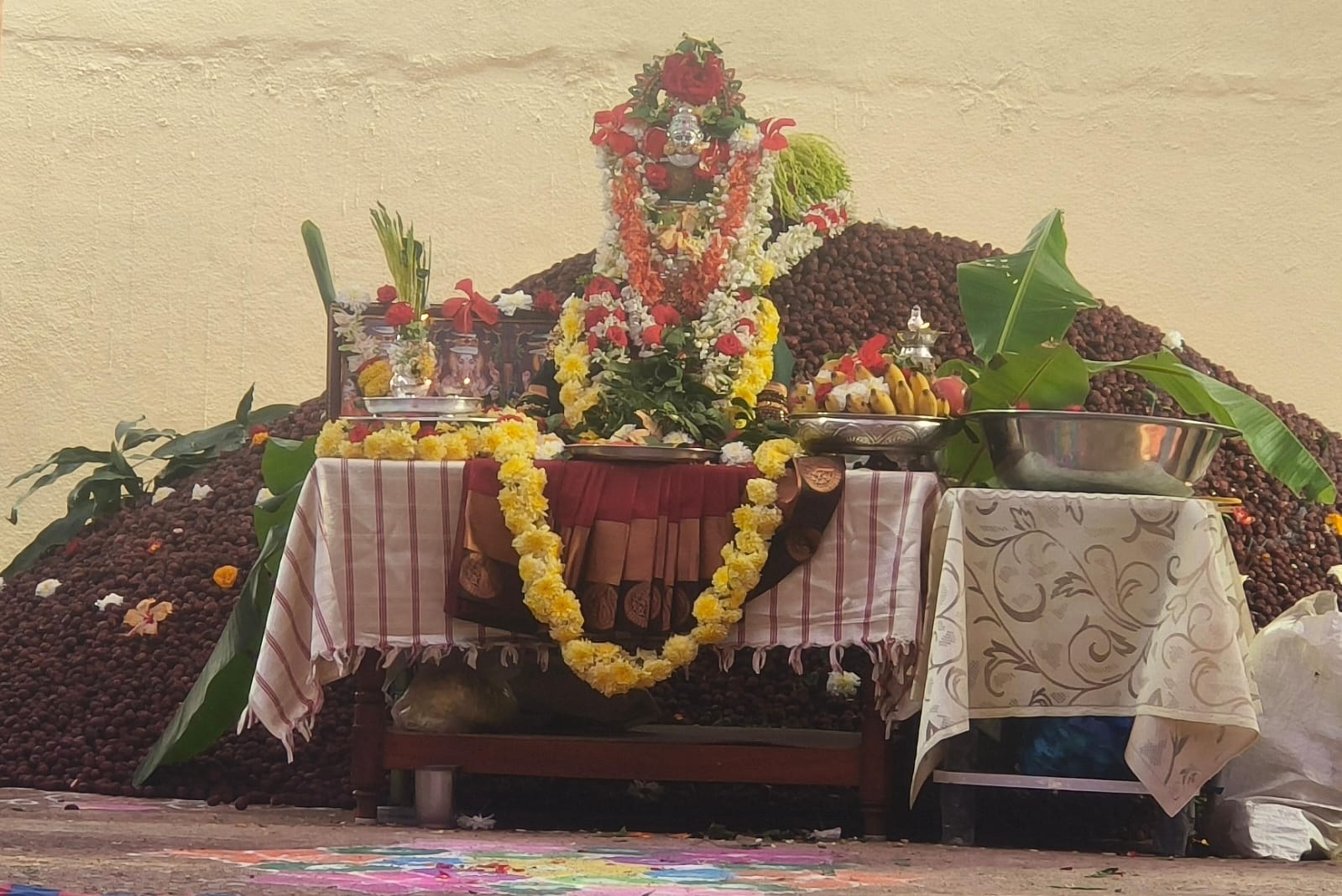 ಕಬ್ಬೂರು ಗ್ರಾಮದ ರೈತರಾದ ಬಸವರಾಜಪ್ಪ ಗುರುಶಾಂತಪ್ಪ ಅವರ ಕಣದಲ್ಲಿ 25ನೇ ವರ್ಷದ ಅಡಿಕೆ ರಾಶಿ ಪೂಜೆ ಮಾಡಿರುವುದು