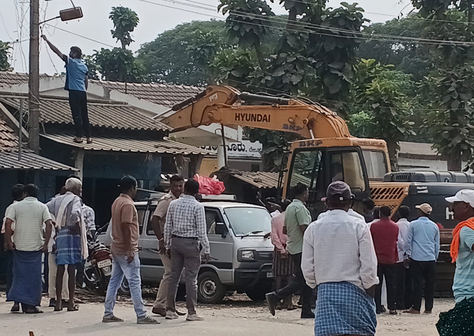 ಹಳೇಬೀಡು ಸಮೀಪದ ಅಡಗೂರು ಗ್ರಾಮದಲ್ಲಿ ಬಸ್ ತಂಗುದಾಣ ನಿರ್ಮಾಣಕ್ಕಾಗಿ ಗೂಡಂಗಡಿ ತೆರವು ಮಾಡಲಾಯಿತು 