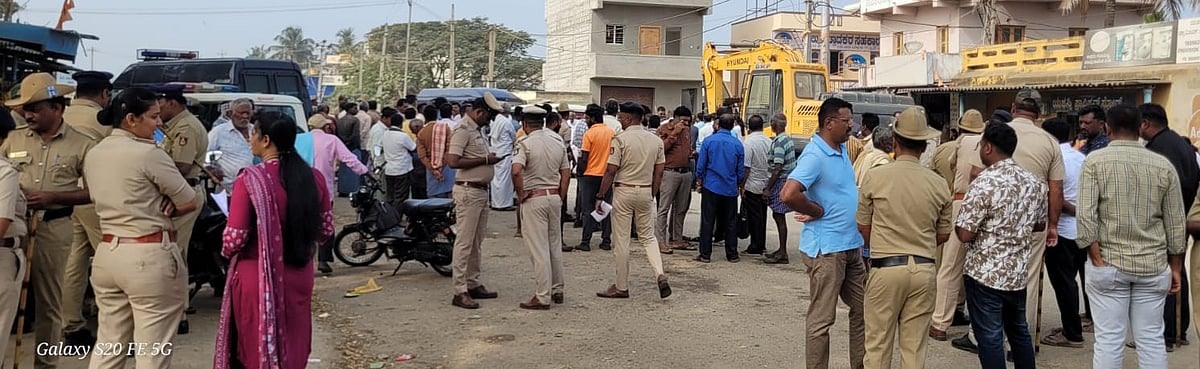 ಹಾಸನ: ಬಸ್ ತಂಗುದಾಣ ನಿರ್ಮಾಣ; ರಸ್ತೆ ವಿಸ್ತರಣೆ 