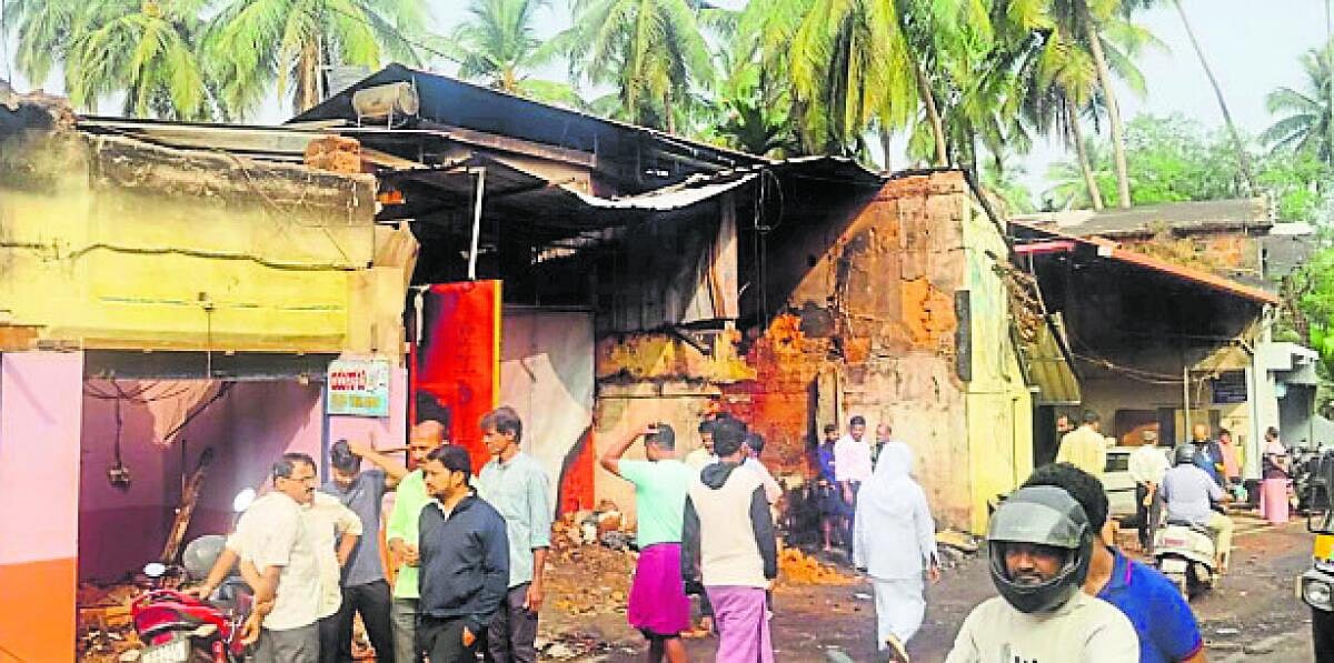 ವಿಟ್ಲ: ಆಕಸ್ಮಿಕ ಬೆಂಕಿಗೆ ಕೋಟ್ಯಂತರ ರೂಪಾಯಿ ನಷ್ಟ 