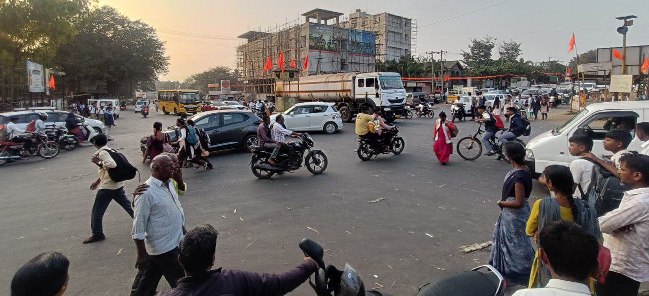 ಚಿಕ್ಕೋಡಿ ಪಟ್ಟಣದ ಬಸವೇಶ್ವರ ವೃತ್ತದಲ್ಲಿ ಟ್ರಾಫಿಕ್ ಸಿಗ್ನಲ್ ಇಲ್ಲದಿರುವ ಕಾರಣ ವಾಹನಗಳು ಮತ್ತು ಸಾರ್ವಜನಿಕರು ಬೇಕಾಬಿಟ್ಟಿಯಾಗಿ ಸಂಚರಿಸುತ್ತಿರುವುದು
