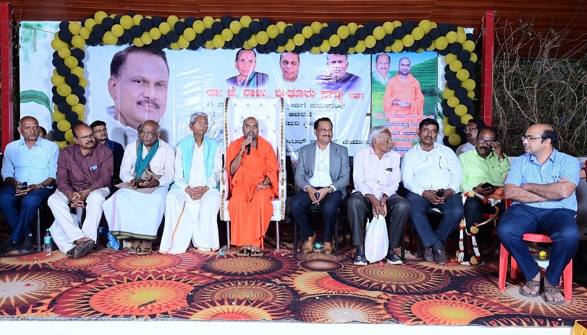 ನಿವೃತ್ತಿ ನೌಕರಿಗೆ, ಸಾರ್ವಜನಿಕ ಸೇವೆಗಲ್ಲ: ಹನುಮಂತನಾಥ ಸ್ವಾಮೀಜಿ